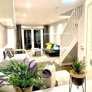 Centrally Situated House Private Parking , Cheltenham United Kingdom